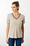 Kadın V Yaka Yakası Nakış İşlemeli Pamuklu T-Shirt Bej