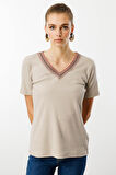 Kadın V Yaka Yakası Nakış İşlemeli Pamuklu T-Shirt Bej