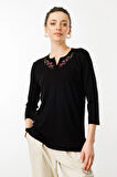 Kadın Açma Yaka Nakış İşlemeli Penye Bluz Siyah