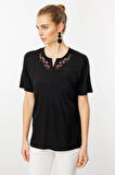 Kadın Açma Yaka Nakış İşlemeli Penye T-shirt Siyah