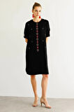 Kadın Sıfır Yaka Önü Nakışlı Elbise Siyah
