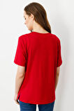 Kadın Açma Yaka Nakış İşlemeli T-shirt Kırmızı