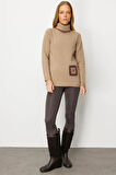 Kadın Degaje Yaka Cebi ve Yakası Tığlamalı Yün Kazak Bej