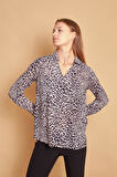 Desenli Yakalı Önü Pileli Aksesuarlı Uzun Kol Likrasız Şık Kumaş Rahat Kesim Bluz-Bej Leopar