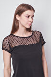 Kadın Likralı Krep Kumaş Puanlı Tül Detaylı Kayık Yaka Düşük Omuzlu Bluz-Siyah