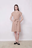 Keten Karışımlı Hakim Yaka Düşük Omuzlu Beli Bağcıklı Düğmeli Diz Boy Günlük Elbise-Camel