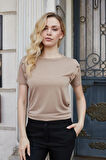 Kadın Kaliteli Modal Kumaş Sıfır Yaka Düğme Aksesuarlı Kısa Kol T-shirt Bluz-Camel 