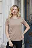 Kadın Kaliteli Modal Kumaş Sıfır Yaka Düğme Aksesuarlı Kısa Kol T-shirt Bluz-Camel 