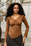 Kadın Likralı Esnek Hafif Parlak Kumaş V Yaka Büzgülü Uzun Kol Asimetrik Bluz-Kahve