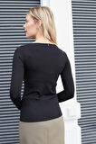 Kadın Likralı Esnek Kumaş Geniş Sıfır Yaka Önü Aksesuarlı Dekolteli Bluz-Siyah