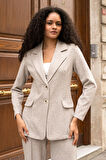 Kadın Esnek Kalın Kumaş Yakalı Cep Kapaklı Uzun Kol Çift Düğmeli Blazer Ceket-Bej