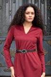 Kadın Süet Dokulu Hafif Esnek Kumaş V Yaka Uzun Kol Yırtmaçlı Deri Kemerli Diz Altı Uzun Elbise-Bordo