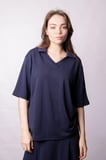 Kadın Yumşak Dokulu Esnek Kumaş V Yaka Yakalı Düşük Omuzlu Dirsek Boy Kollu Oversize Bluz-Lacivert