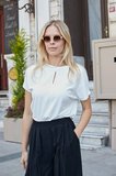 Kadın İpeksi Yumuşak Kumaş Geniş Sıfır Yaka Önü Pencereli Yanları Yırtmaçlı Tshirt Bluz-Krem 
