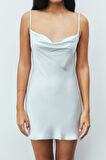 Êtincelle Gümüş Mavisi Degaje Yaka Askılı Kısa Saten Gecelik