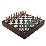 GiftHome Orta Boy Metal İspanyol Satranç Takımı Antik ve Ceviz Desenli Sandıklı MDF Tahtası (36x36x6 cm.)