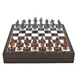 GiftHome Orta Boy Metal İspanyol Satranç Takımı Antik ve Ceviz Desenli Sandıklı MDF Tahtası (36x36x6 cm.)