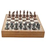 GiftHome Orta Boy Metal Truva-Sparta Satranç Takımı Antik ve Rustik Desenli Sandıklı MDF Tahtası (36x36x6 cm.)