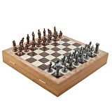 GiftHome Orta Boy Metal Truva-Sparta Satranç Takımı Antik ve Rustik Desenli Sandıklı MDF Tahtası (36x36x6 cm.)