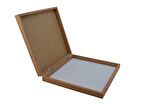 GiftHome Orta Boy Metal Truva-Sparta Satranç Takımı Antik ve Rustik Desenli Sandıklı MDF Tahtası (36x36x6 cm.)