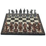 GiftHome Büyük Boy Metal İNGİLİZ Satranç Takımı Antik ve Katlanır Ceviz Desenli MDF Satranç Tahtası (43X43 cm.)