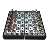 GiftHome Pocket Serisi Küçük Boy Metal Antik Taş ve Sedef Desenli Kutulu Klasik Satranç Takımı (13,5 X 13,5 cm.)