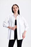 SWEETNESS Kadın Beyaz Oversize Likralı Pamuklu Cepli Uzun Kol Gömlek