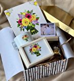 Best Mom Tasarımlı Kutulu Kupa Sert Kapaklı Defter Mini Altınyaldızlı Melek Kar Küresi Ve Ahşap Fotoğraf Standı Anneler Günü Hediye Seti