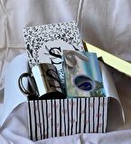 Kişiye Özel Harfli Çiçek Tasarımlı Sert Kapaklı Defter Gümüş Kupa Ve İnci Kolye Hediye Seti