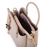 Nas Bag Mini Çiçek Charmlı Kadın  Şık El ve Çapraz Çanta (en 25 cm ;boy 22 cm ) Kum