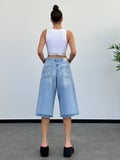 Gri Yıkamalı Yırtık Detaylı Bermuda Denim Şort