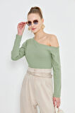  Yeşil Asimetrik Yaka Tek Omuz Açık Uzun Kollu Kadın Fit Bluz - 2463
