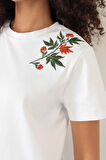 Amida Beyaz Omuzu Çınar Yaprağı Nakışlı Basic Crop T-shirt- 2411