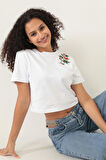 Amida Beyaz Omuzu Çınar Yaprağı Nakışlı Basic Crop T-shirt- 2411