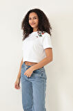 Amida Beyaz Omuzu Çınar Yaprağı Nakışlı Basic Crop T-shirt- 2411
