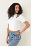 Amida Beyaz Omuzu Çınar Yaprağı Nakışlı Basic Crop T-shirt- 2411