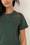 Amida Yeşil Omuzu Çınar Yaprağı Nakışlı Basic Crop T-shirt- 2411