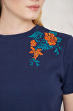 Amida Lacivert Omuzu Gül Nakışlı Basic Crop T-shirt- 2412