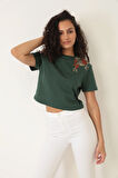 Amida Yeşil Omuzu Gül Nakışlı Basic Crop T-shirt- 2412