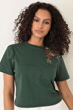 Amida Yeşil Omuzu Gül Nakışlı Basic Crop T-shirt- 2412