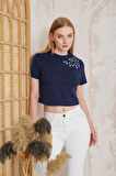 Amida Lacivert Omuzu Papatya Nakışlı Basic Crop T-shirt- 2413