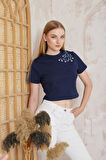 Amida Lacivert Omuzu Papatya Nakışlı Basic Crop T-shirt- 2413