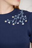 Amida Lacivert Omuzu Papatya Nakışlı Basic Crop T-shirt- 2413