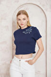 Amida Lacivert Omuzu Papatya Nakışlı Basic Crop T-shirt- 2413