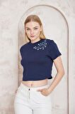 Amida Lacivert Omuzu Papatya Nakışlı Basic Crop T-shirt- 2413