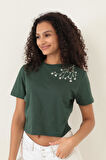 Amida Yeşil Omuzu Papatya Nakışlı Basic Crop T-shirt- 2413