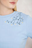 Amida Mavi Omuzu Papatya Nakışlı Basic Crop T-shirt- 2413
