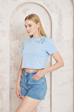 Amida Mavi Omuzu Papatya Nakışlı Basic Crop T-shirt- 2413