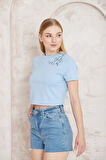 Amida Mavi Omuzu Papatya Nakışlı Basic Crop T-shirt- 2413