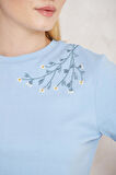 Amida Mavi Omuzu Papatya Nakışlı Basic Crop T-shirt- 2413